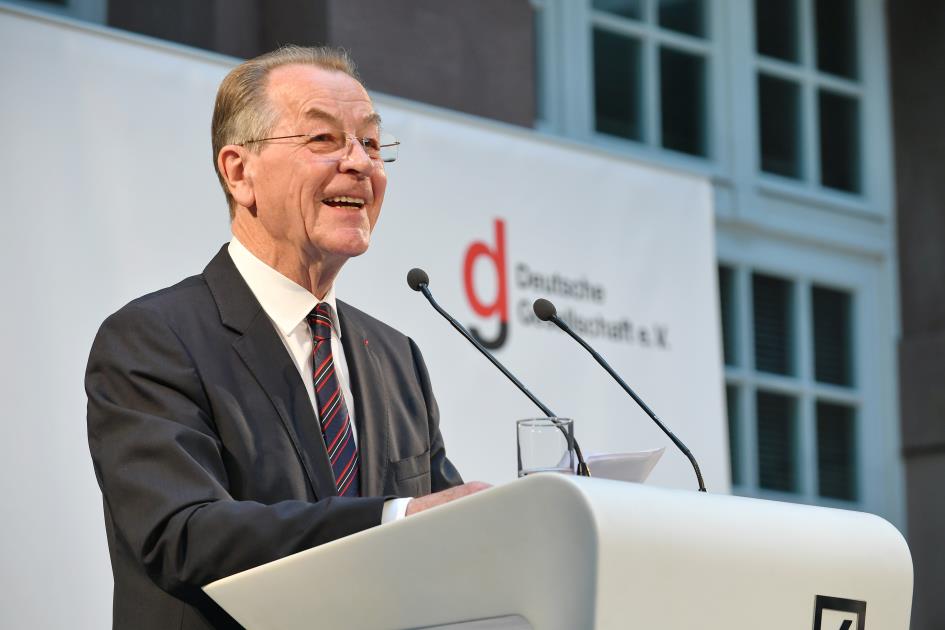 Begrüßung durch Franz Müntefering, Bundesminister a. D., Vorsitzender Deutsche Gesellschaft e. V. (© Jet-Foto Kranert/ Deutsche Gesellschaft e. V.)