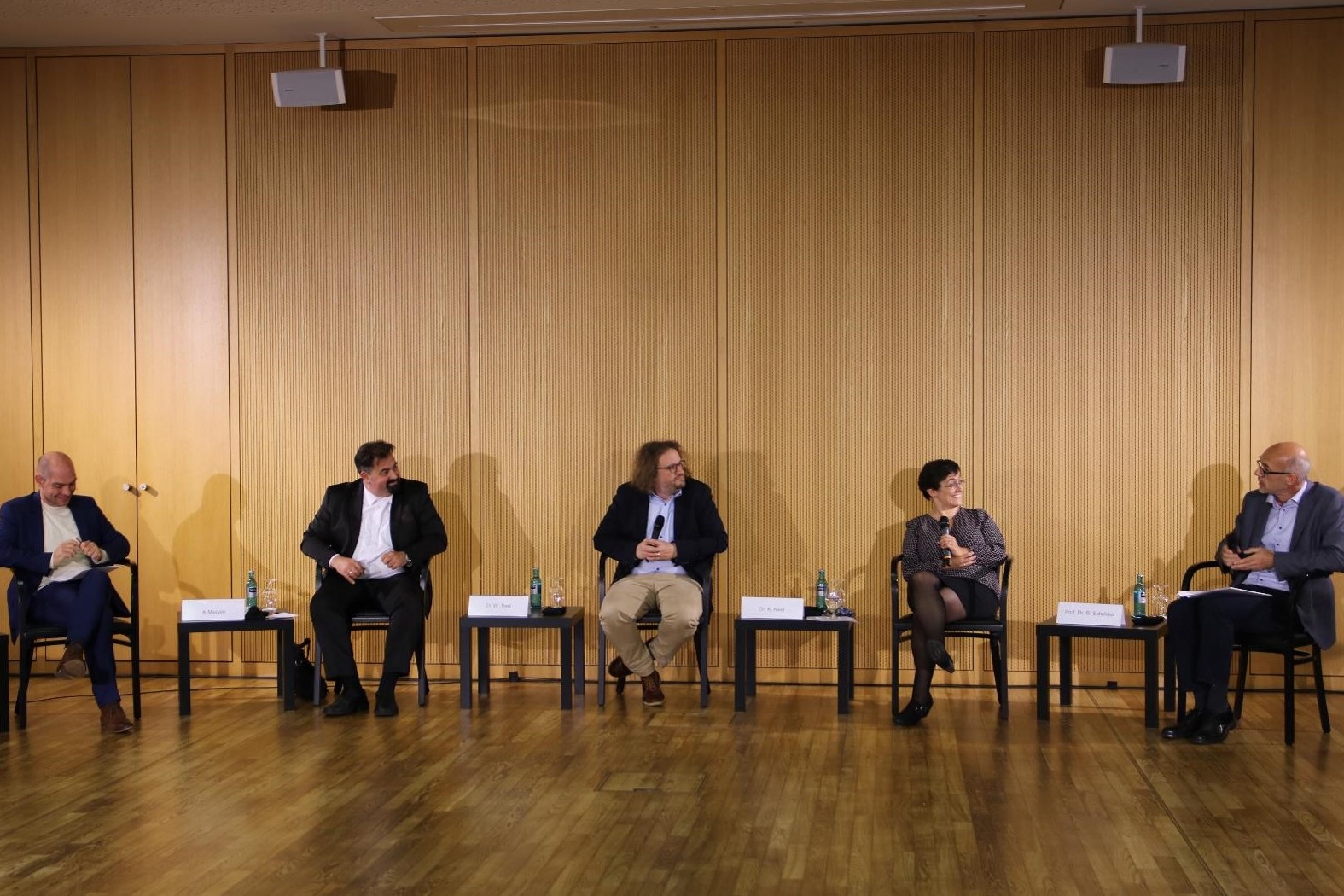 Podium zum Thema "Demokratiebildung im säkularen Staat" mit Aiman A. Mazyek, Dr. Werner Treß, Dr. Katharina Neef, Prof. Dr. Bernd Schröder und Moderator Korbinian Frenzel © Deutsche Gesellschaft e.V.